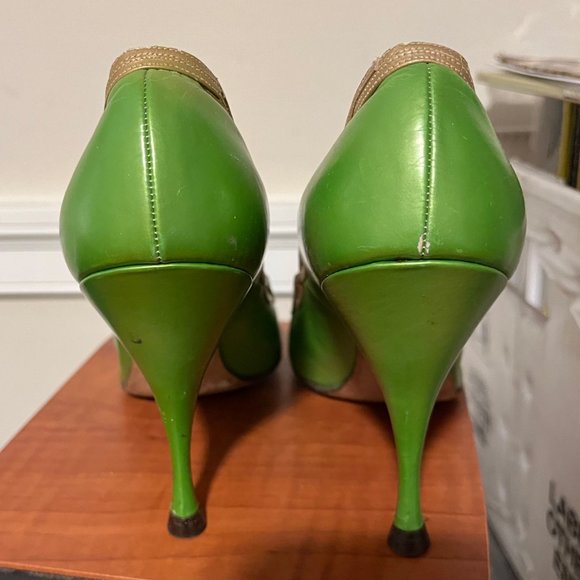 Exquisite 1950s green leather heels with gold lattice trim - Picture 4 of 5